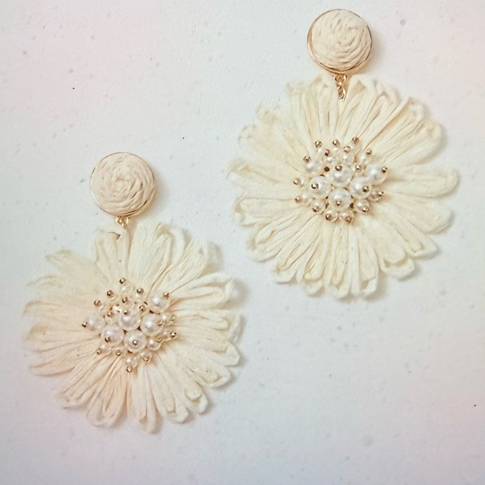 Lilly Pulitzer bursting blooms, coconut  Floral Earrings, NWTS on size